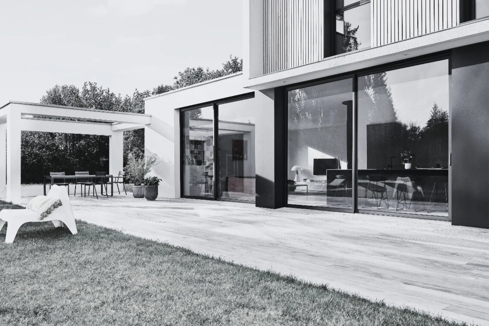 Projet web Actiba Menuiseries — illustration montrant une maison avec menuiseries extérieures modernes.